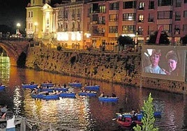 Los espectadores disfrutan de los 'Los Goonies' en una pantalla gigante junto a la pasarela Manterola, en una edición anterior.