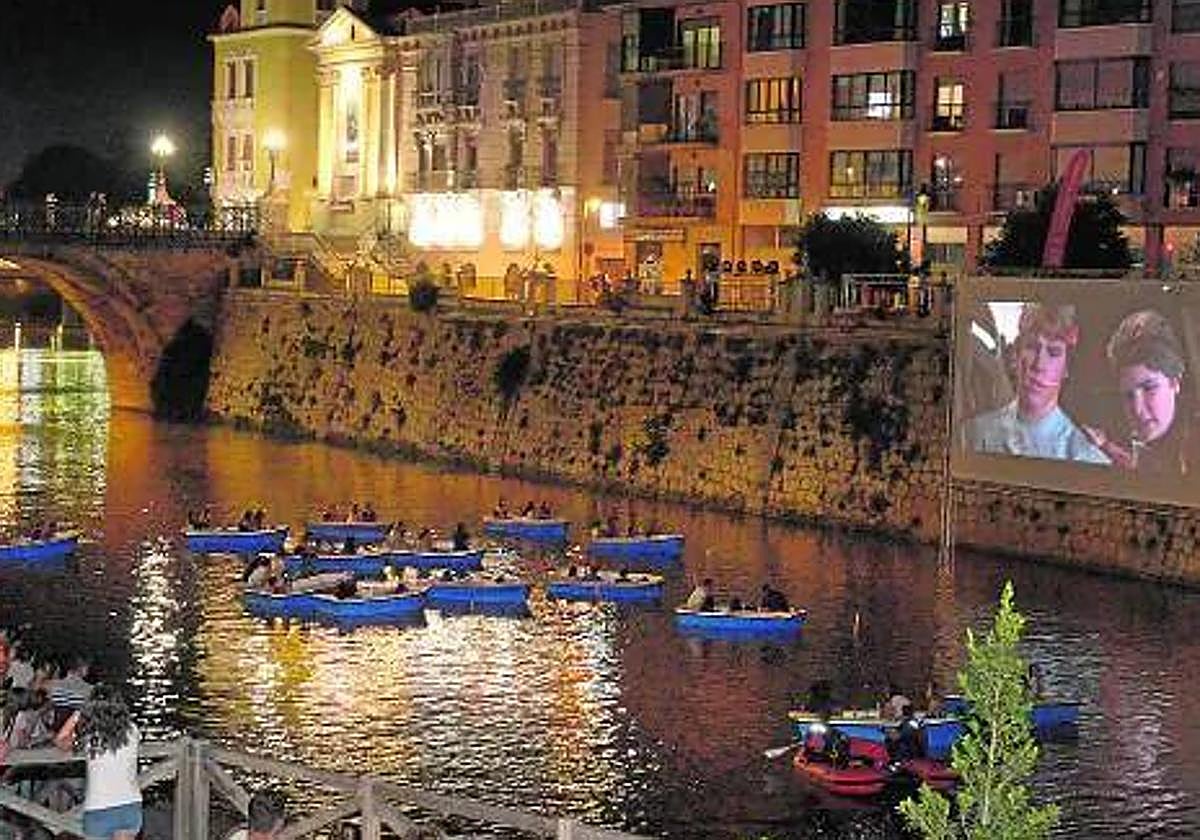 Los espectadores disfrutan de los 'Los Goonies' en una pantalla gigante junto a la pasarela Manterola, en una edición anterior.