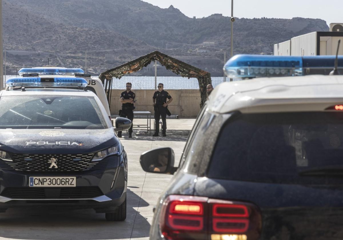 Dos policías del servicio de seguridad del CATE, bajo el toldo.