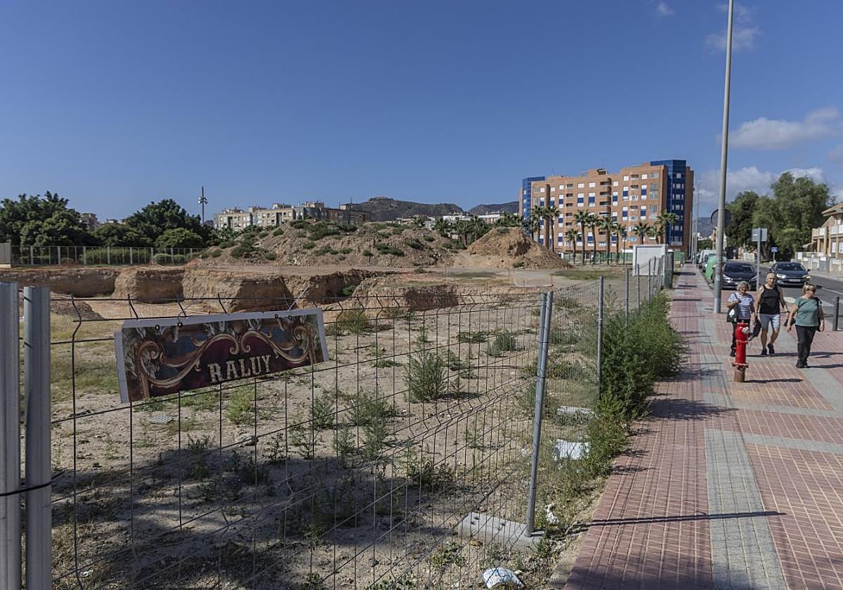 Tres vecinos pasan frente al terreno donde en marzo de este año comenzaron las obras de la Escuela Infantil, junto al Parque de la Rosa.
