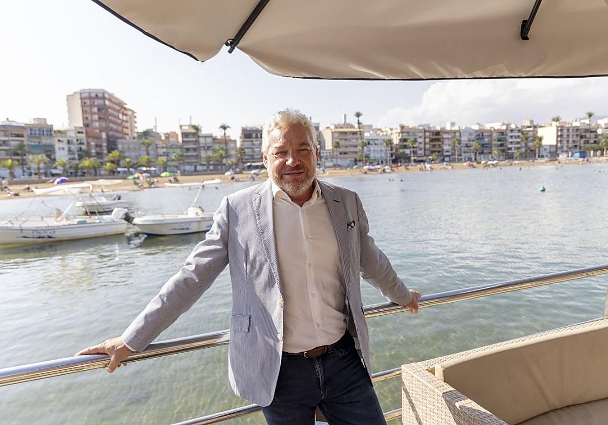 El alcalde de Mazarrón, Ginés Campillo, en el puerto deportivo.