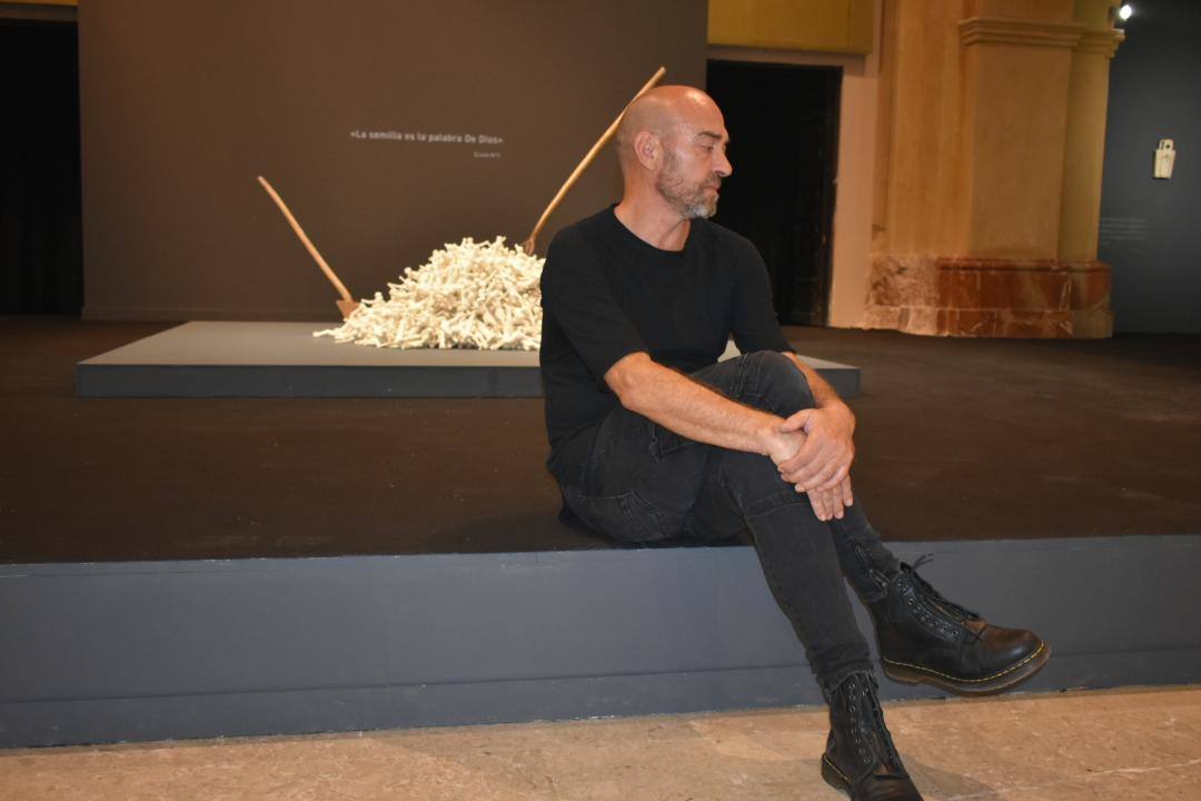 La Compañía acoge la exposición de«Los asomados» de Lidó Rico