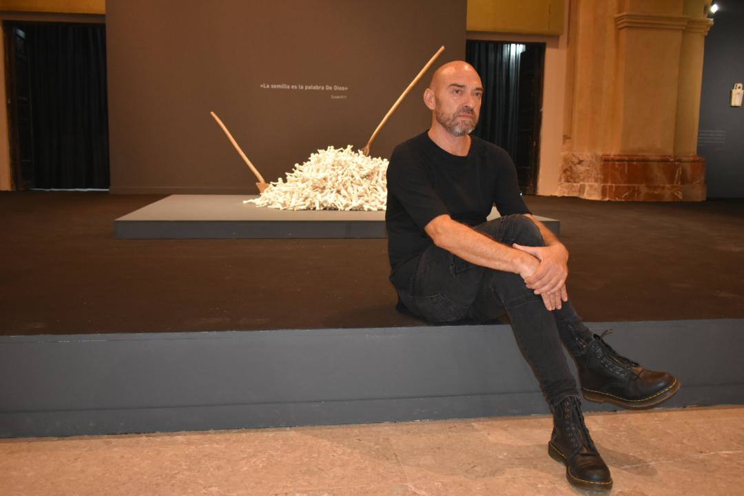 La Compañía acoge la exposición de«Los asomados» de Lidó Rico