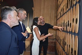 La Compañía acoge la exposición de«Los asomados» de Lidó Rico