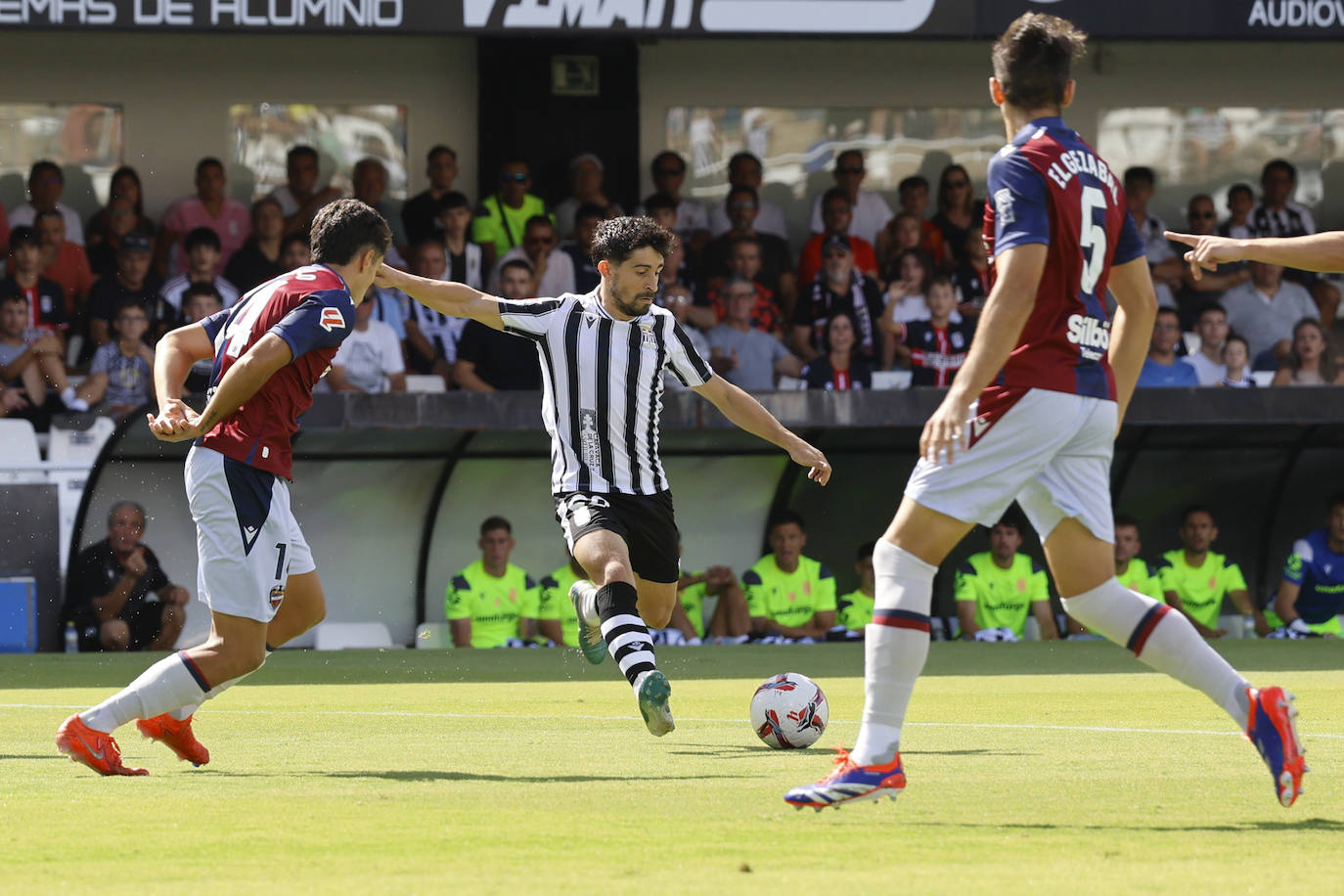 La derrota del Cartagena frente al Levante, en imágenes