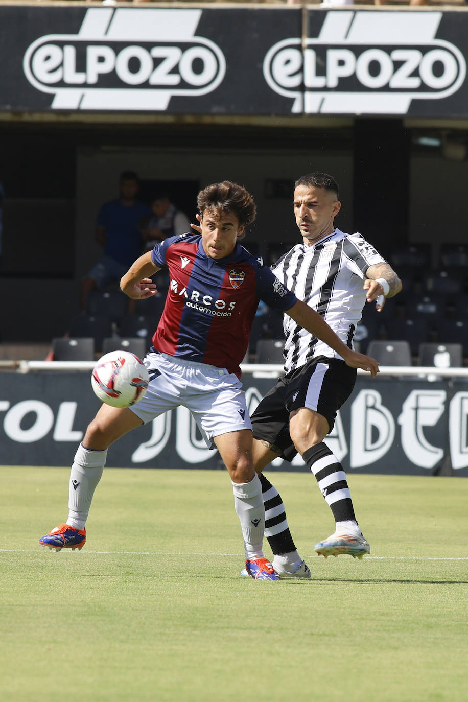 La derrota del Cartagena frente al Levante, en imágenes