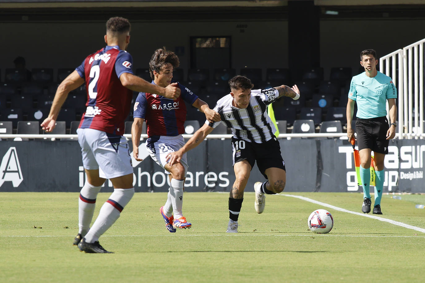 La derrota del Cartagena frente al Levante, en imágenes