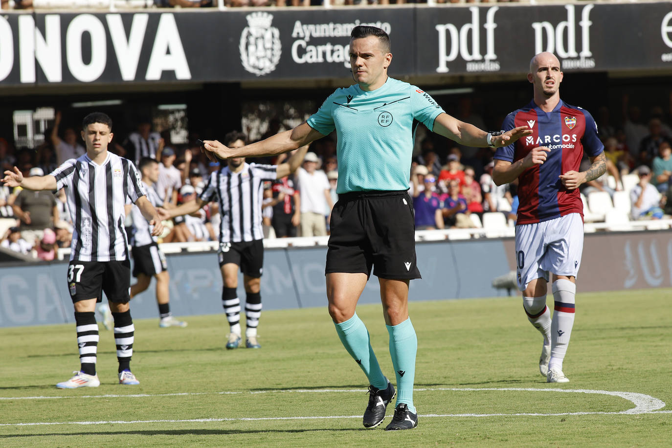 La derrota del Cartagena frente al Levante, en imágenes