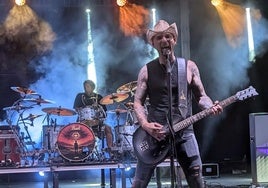 Manu Reyes, a la batería, y el cantante Carlos Escobedo, este sábado, durante el concierto de Sôber en Molina de Segura.