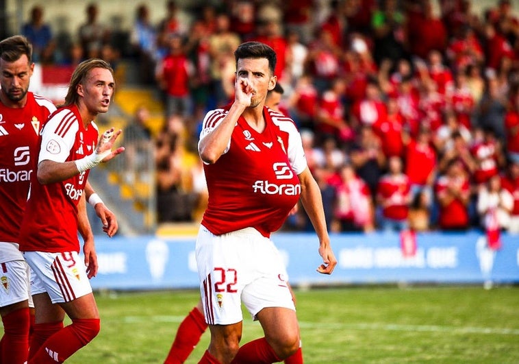 Juan Carlos Real celebra el gol del 0-1 frente al Alcoyano.