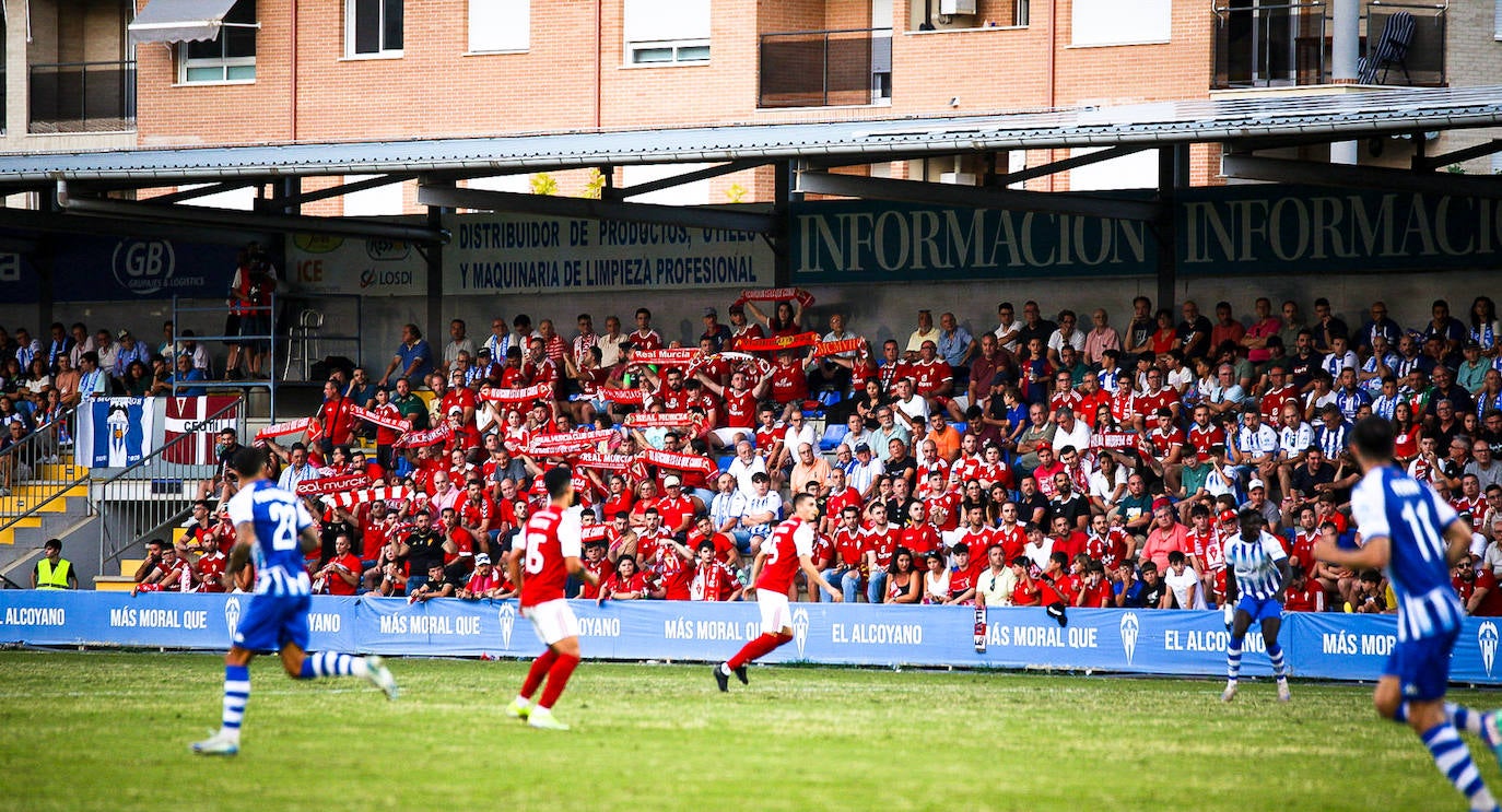 La victoria del Real Murcia frente al Alcoyano, en imágenes