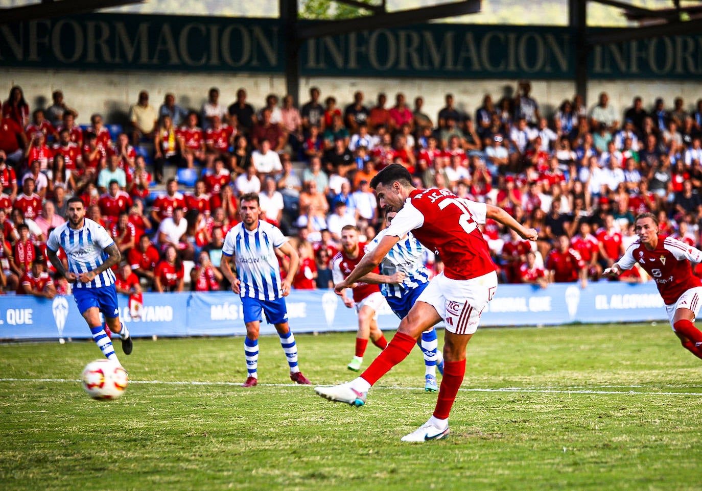 La victoria del Real Murcia frente al Alcoyano, en imágenes