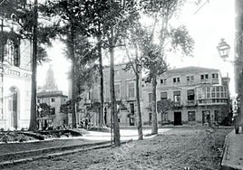 En 1924. Inédita fotografía de la plaza del Teatro Romea firmada por Mateo y publicada en el diario 'ABC' el mismo año que hizo las previsiones René Hervouin.