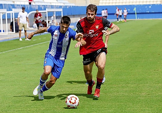 Bertomeu, a la izquierda, y Botía pugnan por el balón, ayer.