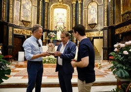 El alcalde de Lorca entrega una réplica de la talla de la Patrona a su homólogo en Mauguio-Carnon ante el presidente de la Hermandad Virgen de las Huertas. JAIME INSA / AGM