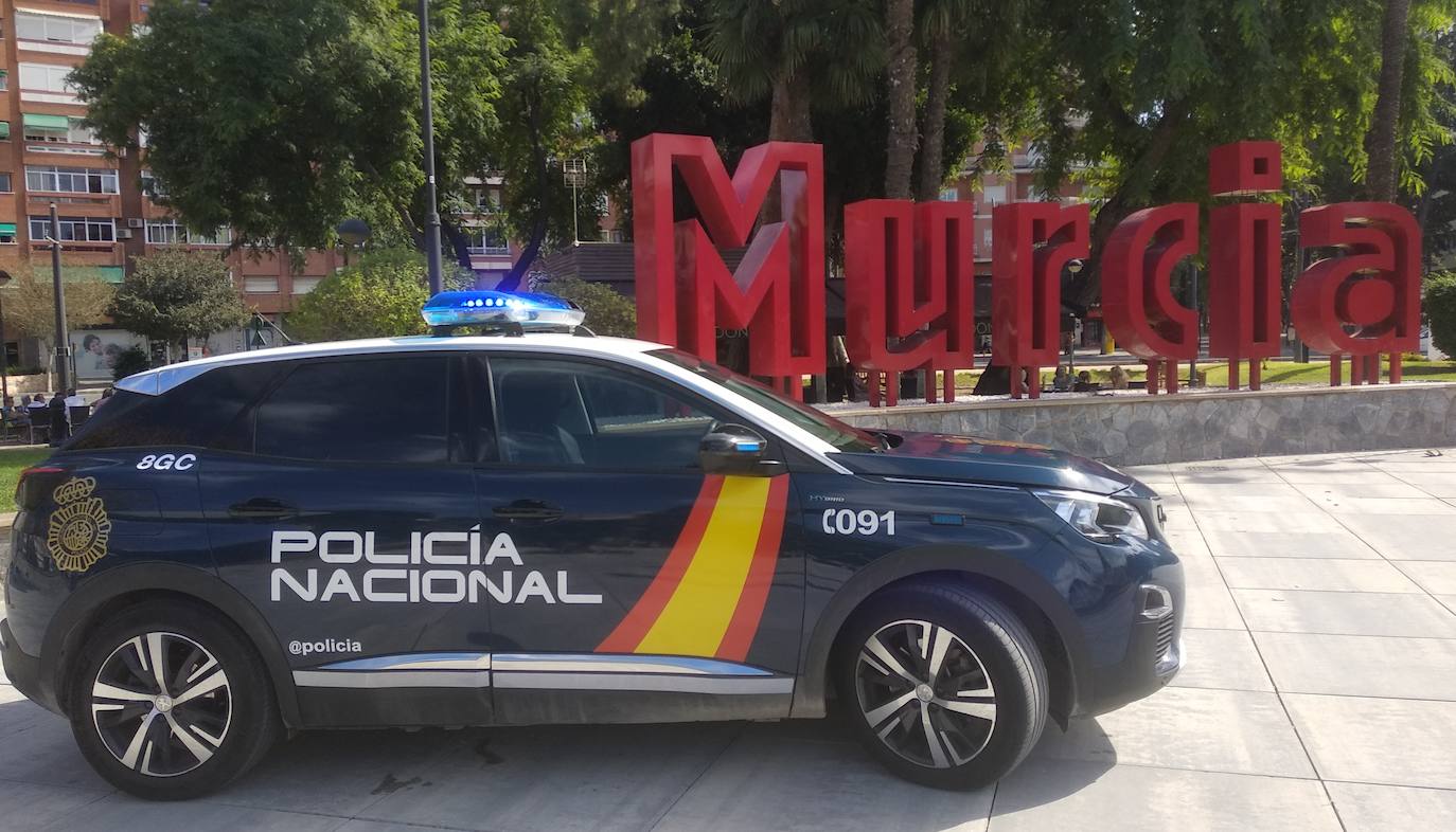 Un coche de la Policía Nacional en Murcia.