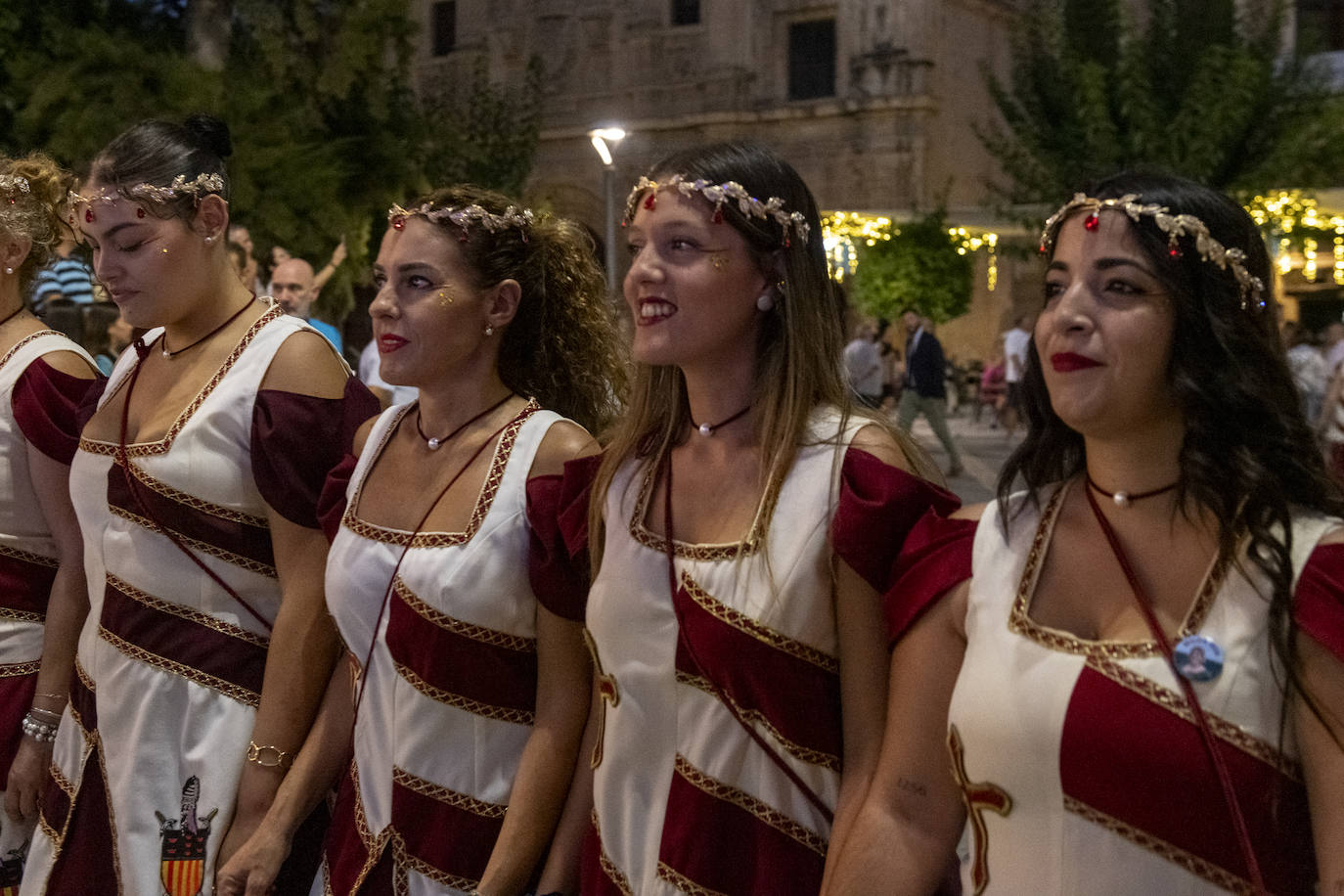 Las imágenes del pregón y el pasacalles de Moros y Cristianos