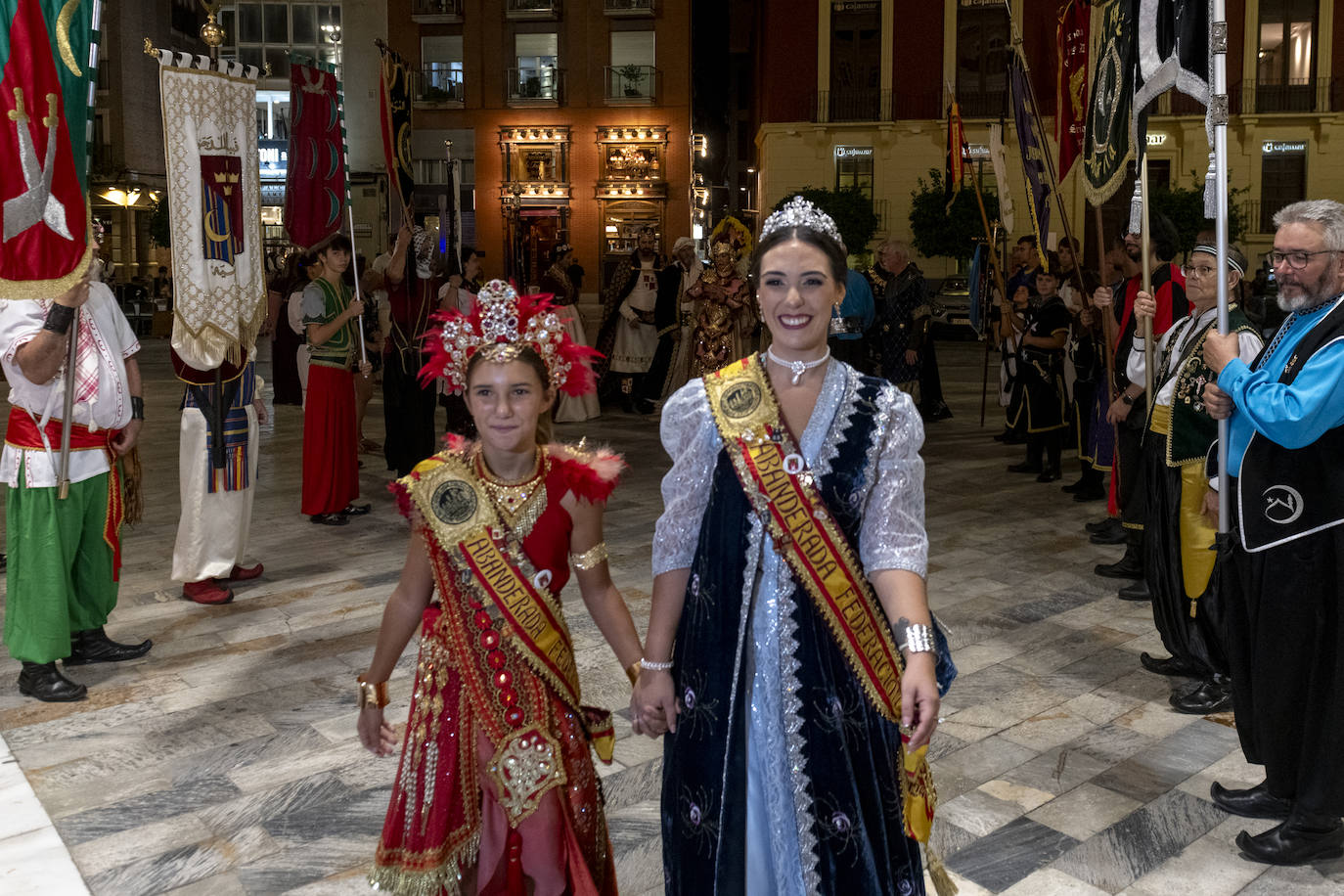 Las imágenes del pregón y el pasacalles de Moros y Cristianos