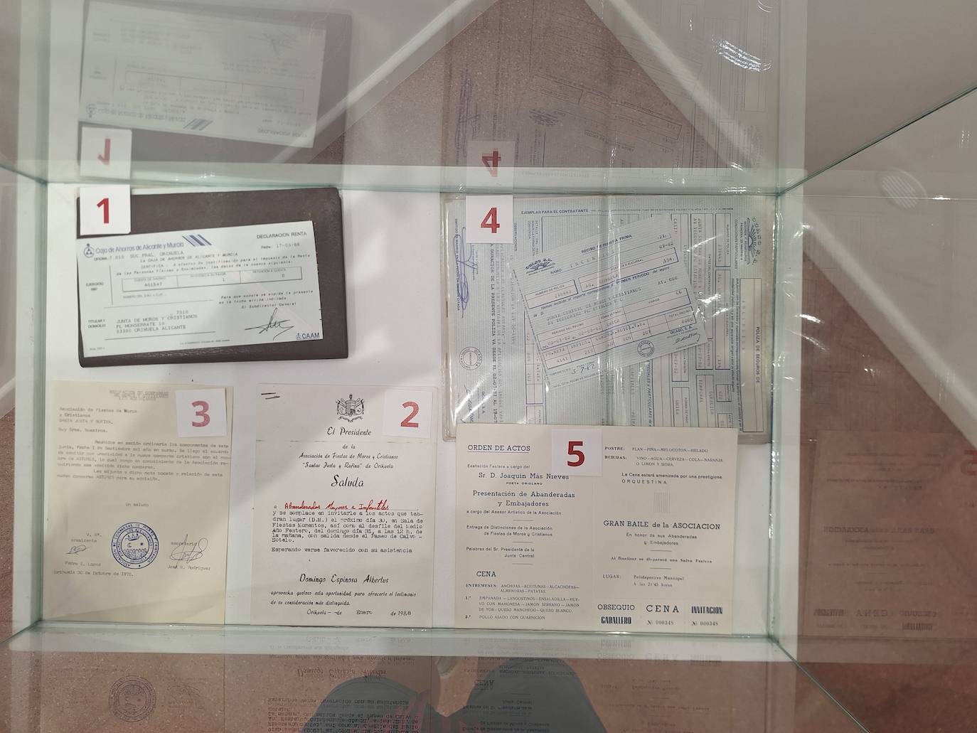 Las imágenes de la exposición de los 50 años de Moros y Cristianos en Orihuela