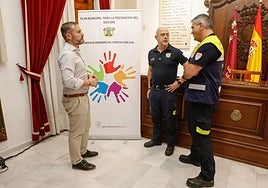 El concejal, el coordinador de Emergencias, Ricardo Villalba, y el psicólogo Antonio Varón en la presentación del plan local de prevención del suicidio.