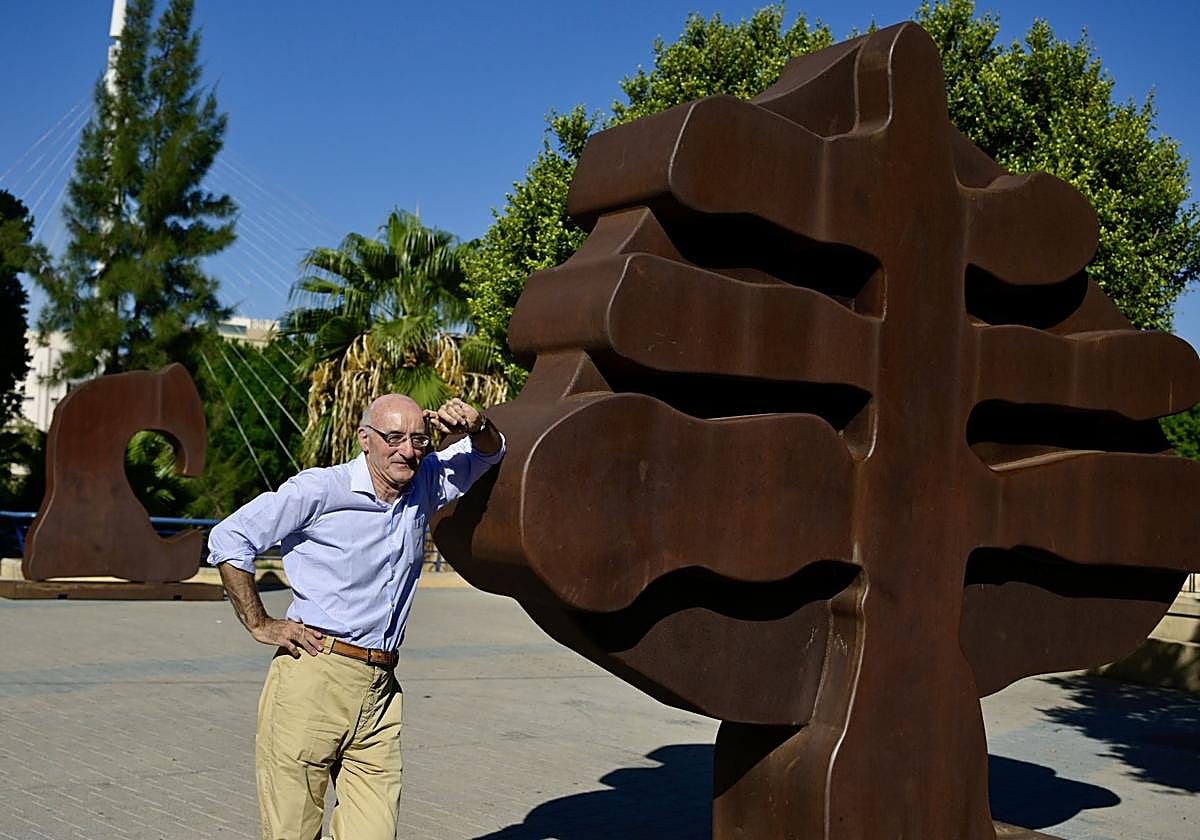 El escultor, junto a una de sus creaciones instaladas en Murcia.
