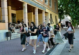 Alumnos de la Universidad de Murcia ayer en el campus de La Merced.