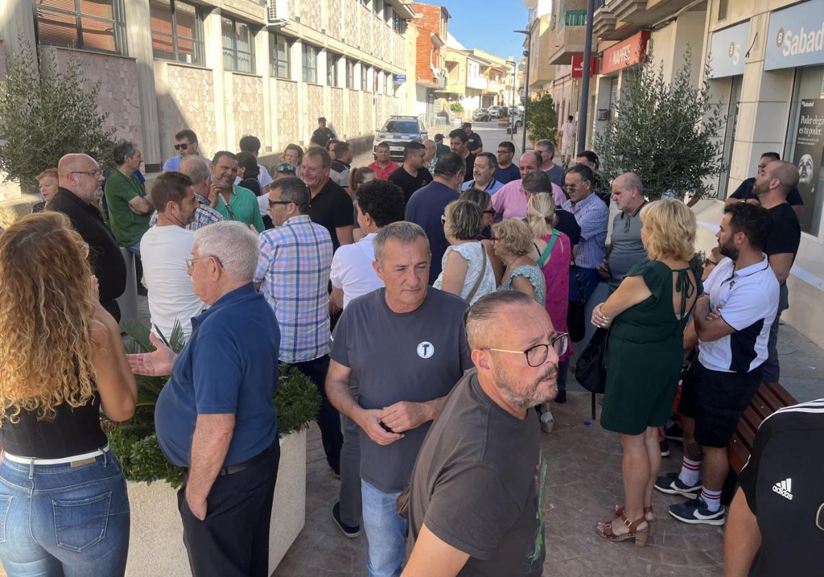 Los empresarios concentrados a la puerta del Ayuntamiento, ayer.