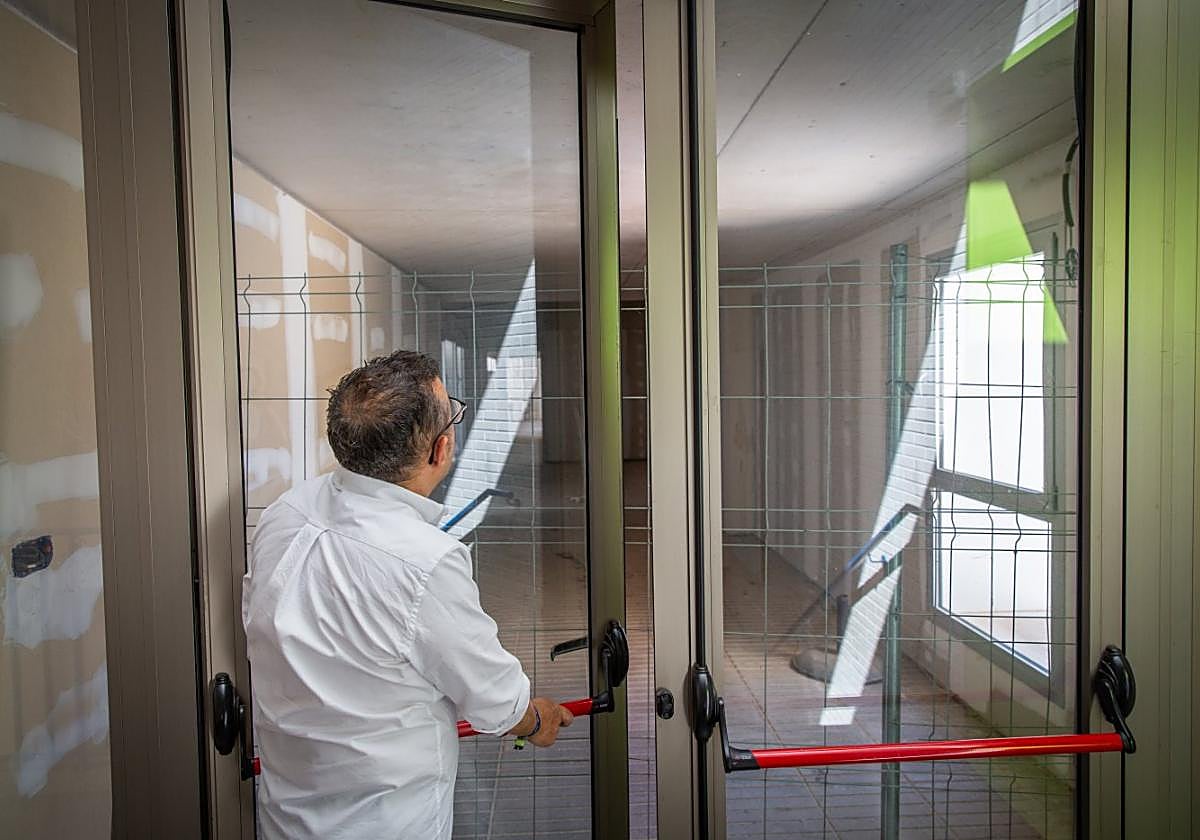 Joaquín Marzá, director del colegio de Hurchillo, muestra los estancias a medio terminar, ayer.