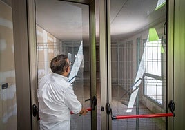 Joaquín Marzá, director del colegio de Hurchillo, muestra los estancias a medio terminar, ayer.