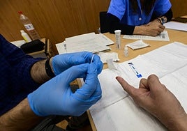 Un usuario se realiza un test rápido de VIH en el 'checkpoint' de Murcia.