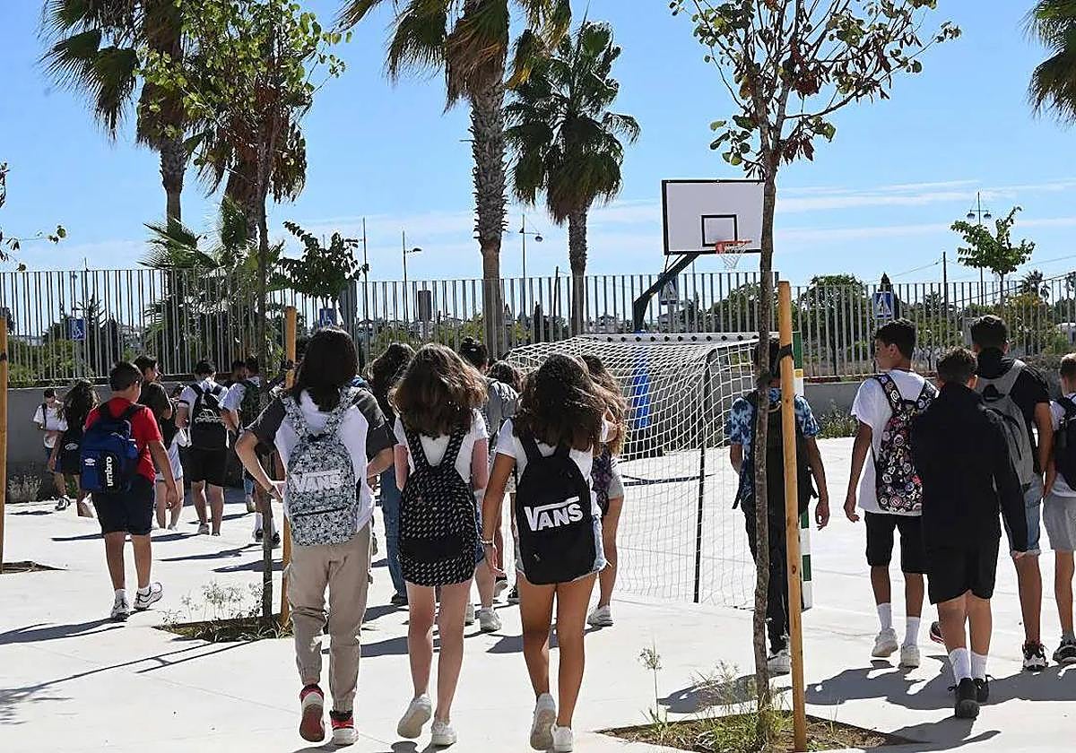 Un grupo de adolescentes a la salida del instituto, en una foto de archivo.