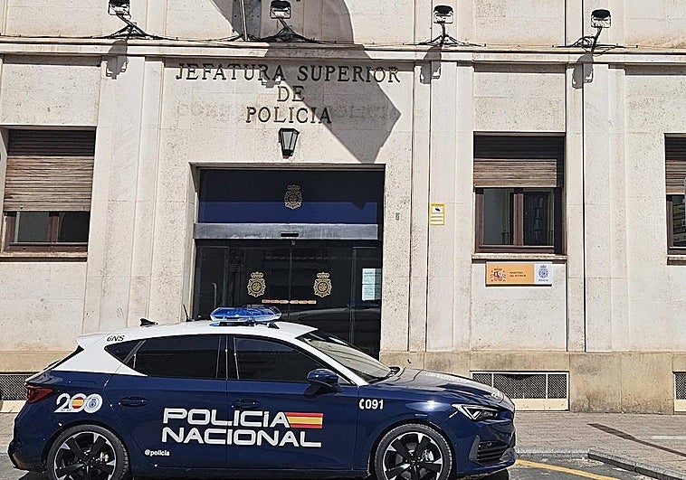 Un coche de la Policía Nacional delante de la Jefatura de Policía.