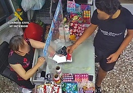 Uno de los detenidos utilizando la tarjeta bancaria robada.