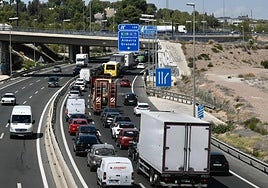 Retención de tráfico en la A-30, ayer, en Murcia.
