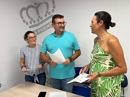 El alcalde, flanqueado por las dos ediles, en la rueda de prensa de este miércoles.