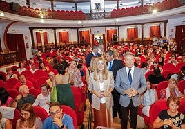 La consejera y el alcalde en la presentación del programa en el teatro Guerra.