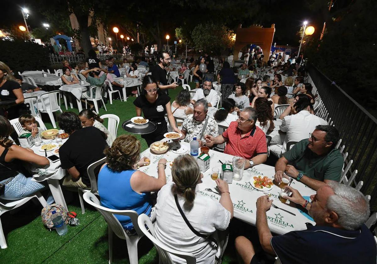 Gente cenando en las barracas de Los Huertos de El Malecón.