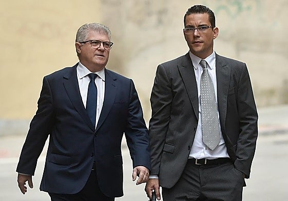 José Vélez, junto a su letrado Raúl Pardo Geijo-Ruiz, en una imagen de archivo.