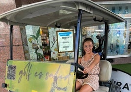 La joven Paula montada en el 'buggie' de golf promocional.