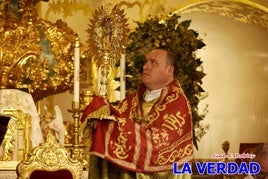 Fray Francisco Sánchez Oreja da la bendición con la Vera Cruz de Caravaca