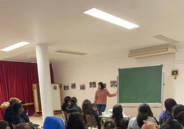 La sexóloga y psicóloga Loola Pérez, el curso pasado en un instituto de Murcia, durante uno de los talleres.