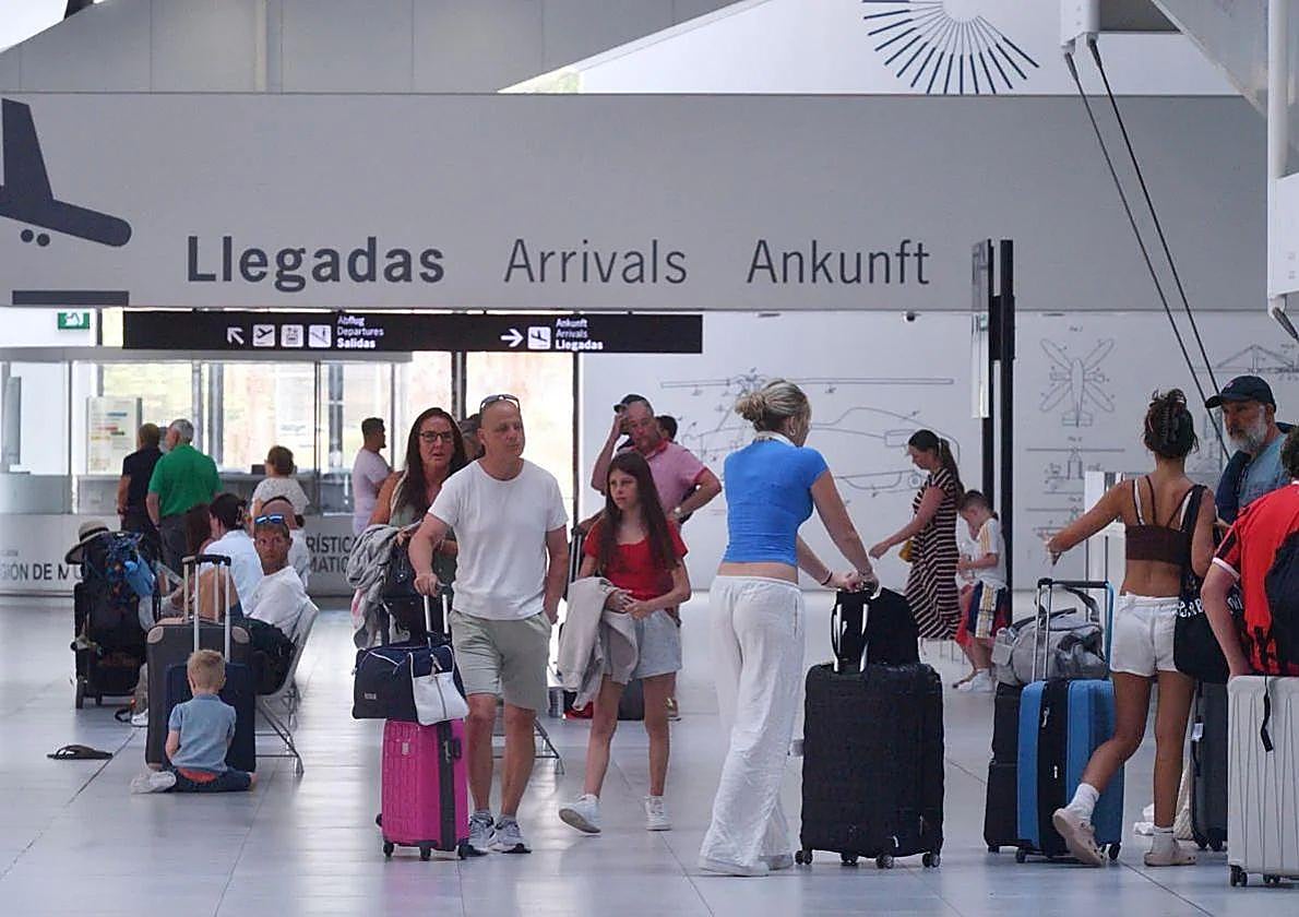 Pasajeros en el Aeropuerto de la Región de Murcia, en una imagen de archivo.