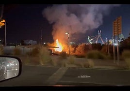 Alarma por un incendio de cañas y matorral junto al recinto ferial de La Fica en Murcia