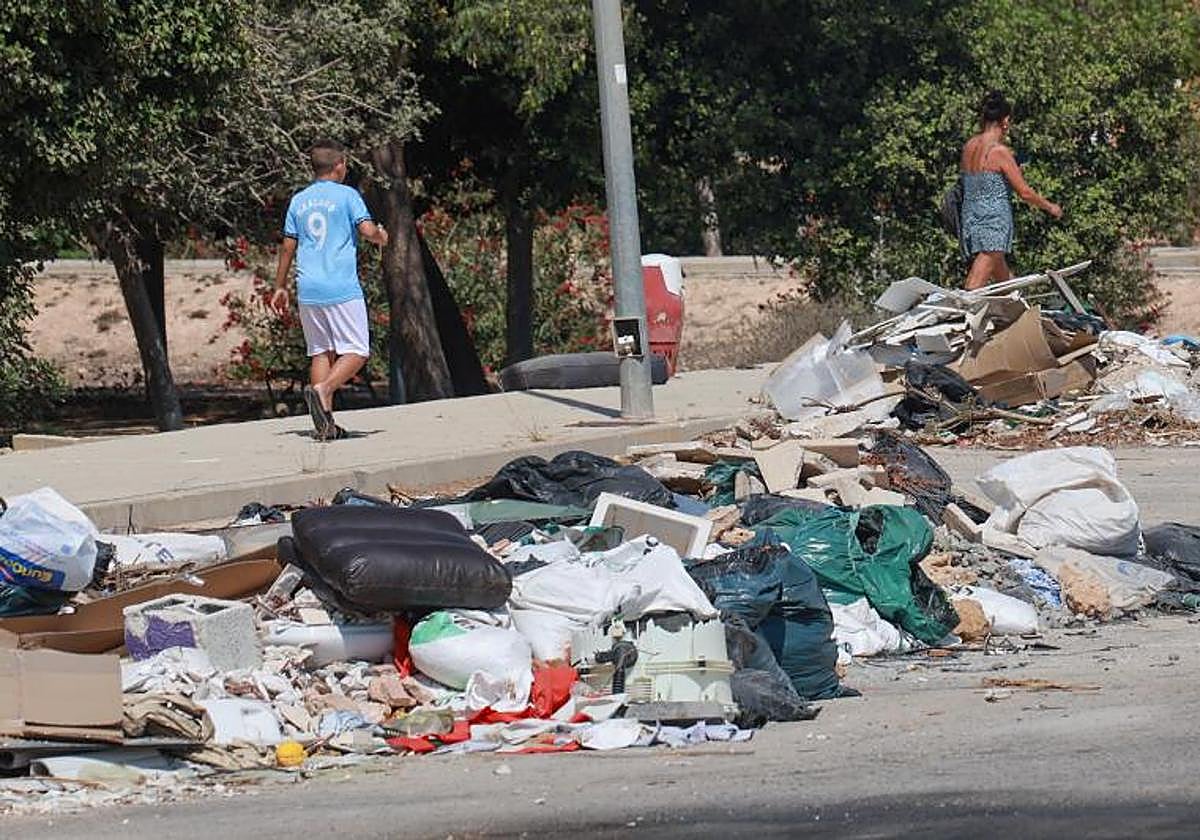 Restos de obra y basura abandonados en una calle de Orihuela Costa.