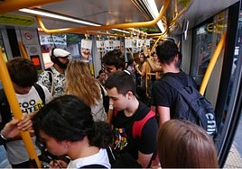 La línea 1 del tranvía en dirección a Universidades se llena de usuarios en horas punta.