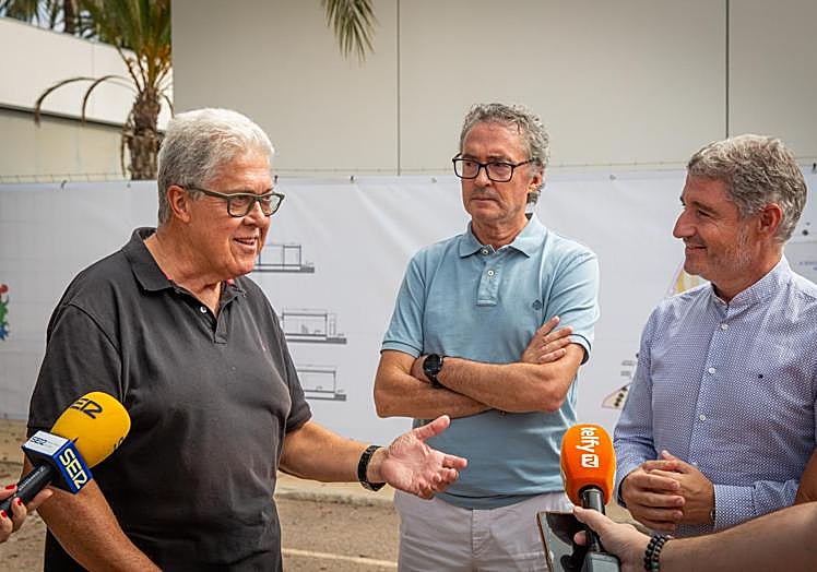 El presidente del Ampa, Antonio Trujillo, pregunta al alcalde varias dudas en torno al proyecto de rehabilitación.