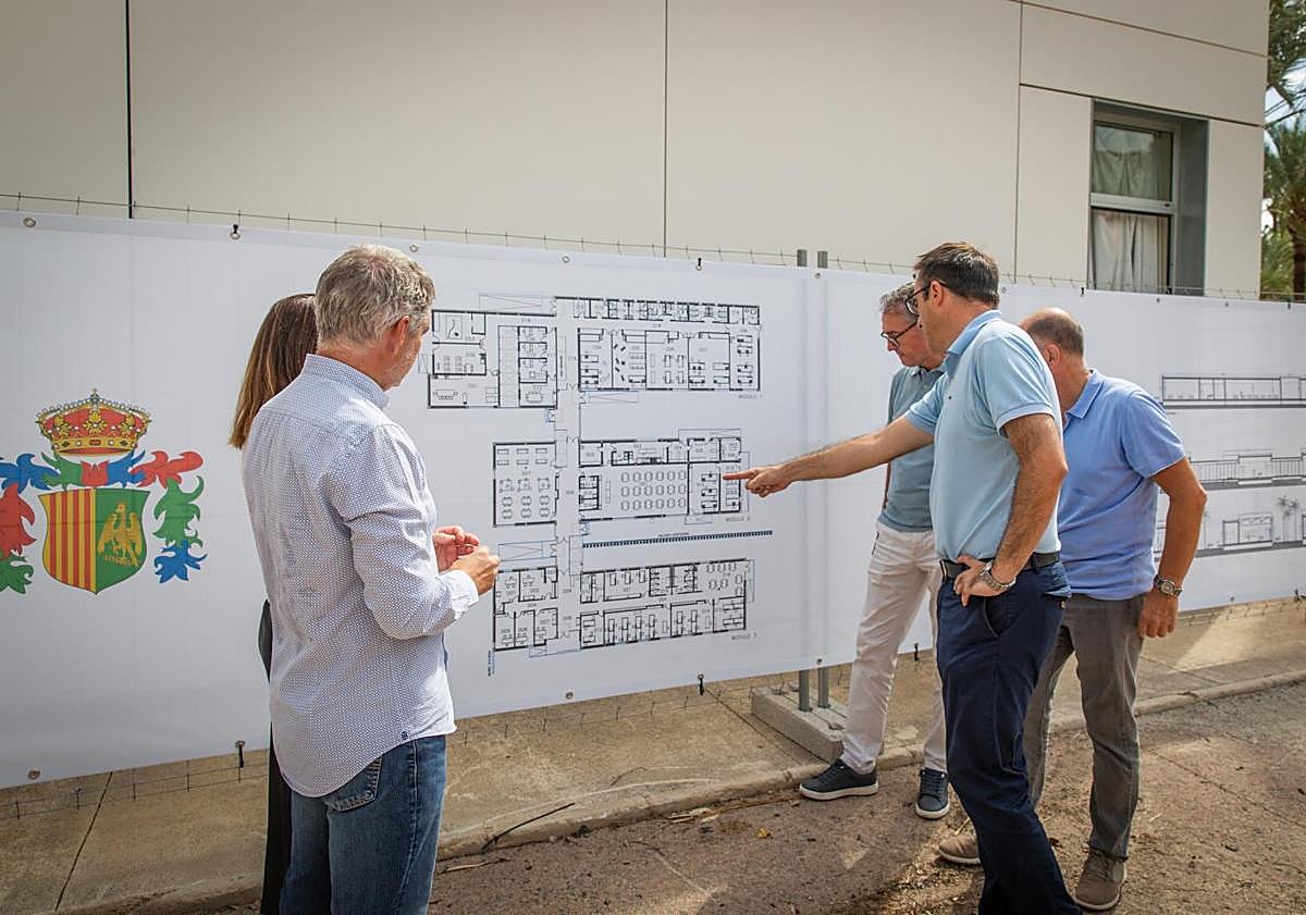 Imagen principal - El Ayuntamiento ha expuesto junto al centro la planimetría del nuevo proyecto.