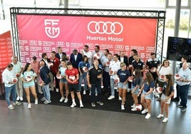 Presentación del nuevo balón de la FFRM, ayer en las instalaciones de Audi Huertas Motor, en la avenida Juan Carlos I de Murcia.