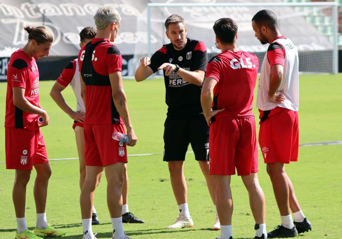 Sergi Guilló, entrenador del Mérida, da instrucciones a sus jugadores durante un entrenamiento.