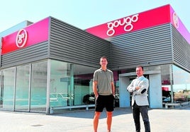 Pedro Alcalá, capitán del FC Cartagena, y Antonio Muñoz, gerente de GOUGO, durante la visita realizada a las nuevas instalaciones.